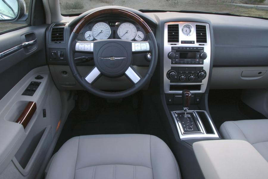 Торпедо Chrysler 300C (LX) 2005 года  (фото 102 из 120)